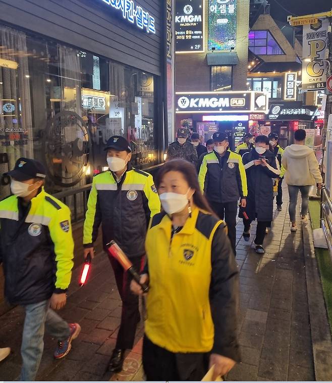 민관군경이 합동으로 서울 관악구 신림사거리 좁은 골목길 위험요소를 점검하고 있다. 관악구 제공.