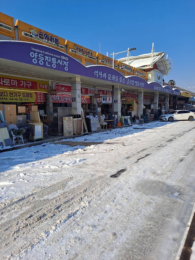 20일 ’윈·윈터 페스티벌‘ 축제가 열리고 있는 광주 양동시장. 강추위로 손님들의 발길이 끊기고 주차장이 텅텅 비어 있다.