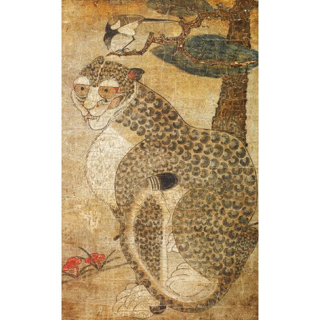 호작도(虎鵲圖) | 18세기&nbsp;후기.&nbsp;지본&nbsp;채색.&nbsp;99 x 66㎝ 까치와 호랑이 그림 가운데&nbsp;대표작이라고&nbsp;일컬어지는&nbsp;일본&nbsp;민예관&nbsp;소장&nbsp;‘호작도’와&nbsp;비견되는&nbsp;명작이다. 민예관&nbsp;소장품은&nbsp;까치와&nbsp;호랑이가&nbsp;얼굴을&nbsp;맞대고&nbsp;싸우는&nbsp;형상이지만&nbsp;이&nbsp;작품은&nbsp;귓속말로&nbsp;뭔가를&nbsp;진지하게&nbsp;속삭이는 듯한 모습이 그려져 있다.