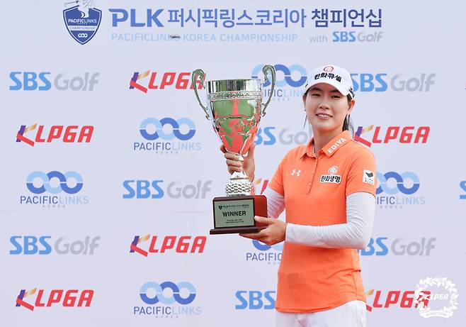 KLPGA 투어 10승을 채운 이정민이  세계 160위로 52계단 상승했다. 지난 18일 베트남에서 열린 2013 KLPGA 투어 PLK 퍼시픽링스 코리아 챔피언십에서 트로피를 든 이정민. ｜KLPGA 제공