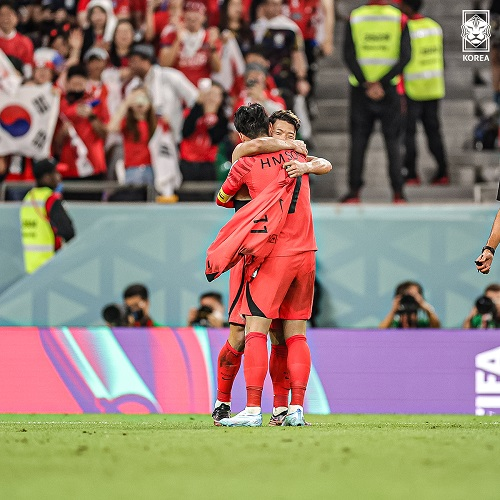 황희찬(왼쪽)과 손흥민의 포옹. 대한민국 축구 대표팀 공식 SNS 제공