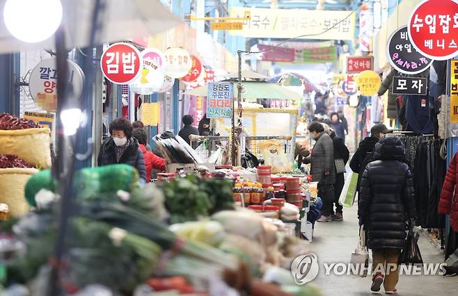 "고물가·소득 감소에 내년 가계 소비 2.4% 줄어들 듯" (서울=연합뉴스) 류효림 기자 = 전국경제인연합회(전경련)가 6일 발표한 '2023년 국민 소비지출 계획' 조사 결과에 따르면 내년 고물가와 경기침체 영향으로 가계 소비 지출은 올해와 비교해 평균 2.4% 감소할 것으로 전망됐다. 사진은 이날 서울 시내 전통시장 모습. 2022.12.6 ryousanta@yna.co.kr