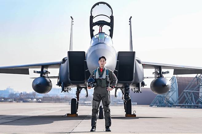 F-15K와 '탑건' (서울=연합뉴스) 올해의 '탑건'에 선정된 제11전투비행단 김유준(29·공사 64기) 대위가 자신의 주기종인 F-15K 앞에서 기념촬영을 하고 있다. [공군 제공. 재판매 및 DB 금지]