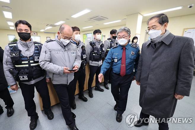 연말연시 비상근무기관 방문한 한덕수 총리 (세종=연합뉴스) 김주형 기자 = 한덕수 국무총리가 20일 오후 연말연시 비상근무기관 현장방문으로 세종남부경찰서 아름지구대를 방문, 근무자로부터 현황보고를 받고 있다. 2022.12.20 kjhpress@yna.co.kr