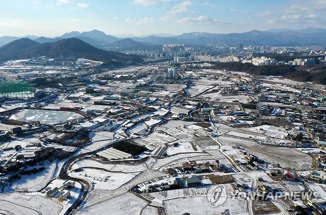 강원도청 신청사 후보지인 춘천시 고은리 (춘천=연합뉴스) 양지웅 기자 = 강원도는 신청사 건립 후보지인 춘천시 동내면 고은리 부지와 우두동 옛 농업기술원 부지 중 최종 1곳을 오는 20일 제6차 강원도 신청사 건립 부지선정위원회를 통해 확정할 예정이다. 사진은 신청사 건립 후보지 중 한 곳인 고은리 부지. 2022.12.19 yangdoo@yna.co.kr