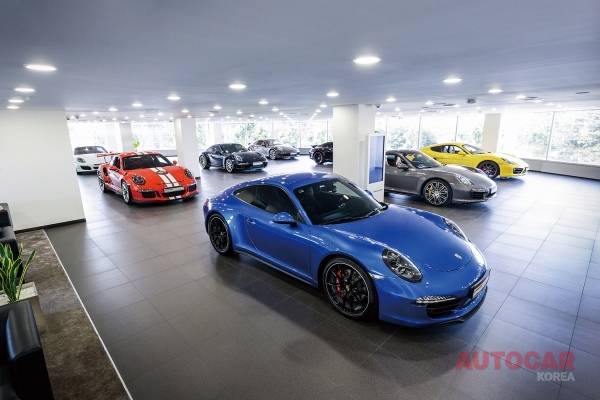 인증을 마친 후 새로운 주인을 기다리는 포르쉐 인증 중고차