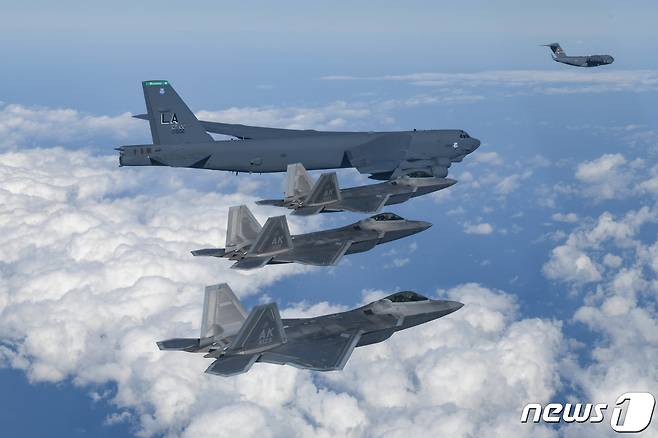 20일 한미 연합공군훈련을 위해 한반도 인근에 전개한 미국 B-52H, F-22, C-17이 함꼐 비행하고 있다. (국방부 제공) 2022.12.20/뉴스1