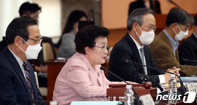 이배용 대통령 소속 국가교육위원회 위원장이 진나 10월27일 오후 서울 종로구 세종대로 정부서울청사에서 열린 제1차 회의에서 모두 발언을 하고 있다. /뉴스1 ⓒ News1 김명섭 기자