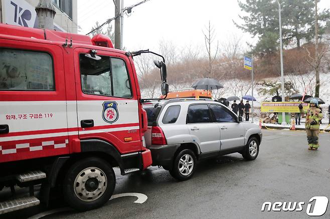 광주시 소방안전본부가 21일 소방차 긴급출동 통행 방해 차량을 강제로 밀어내는 훈련을 하고 있다.(광주시 제공)20222.12.21/뉴스1 ⓒ News1