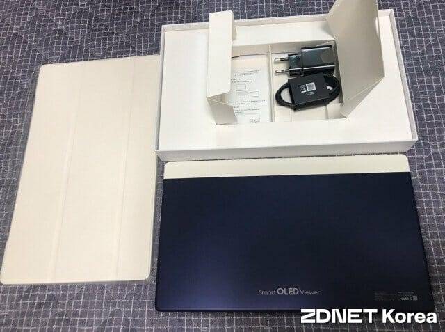 '스마트 OLED 뷰어' 제품과 전용 케이스, 충전기, 설명서가 기본으로 꾸려졌다.(사진=유혜진 기자)