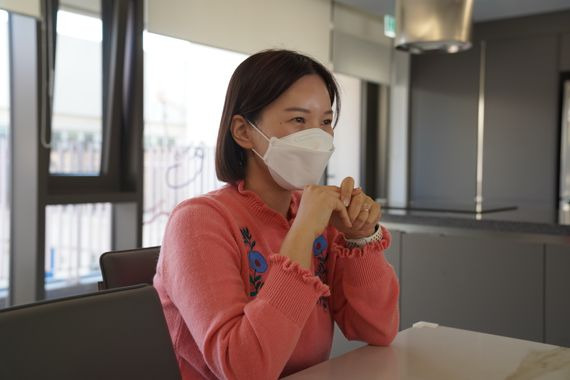 지난 4월 어린이 뇌경색이 발발한 아들 최윤(10)군과 한 달동안 양산로날드맥도날드하우스에 머물렀던 이나영(35)씨가 당시를 회상하고 있다. 사진=박문수 기자