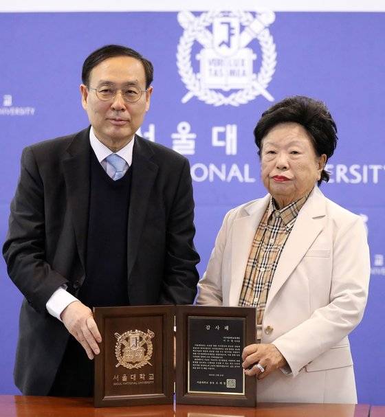 이수영 광원산업 회장(이수영과학교육재단 이사장)이 21일 오전 서울 관악구 서울대학교 관악캠퍼스에서 열린 ‘서울대학교·이수영과학교육재단 발전기금 협약식’에서 오세정 서울대 총장에게 감사패를 받은 후 기념 촬영을 하고 있다.  ‘이수영과학교육재단 노벨상 육성 기금’은 25년까지 매년 3억원씩 15억원을 송윤주 서울대학교 화학부 교수의 연구학술활동비로 지원된다. 뉴스1