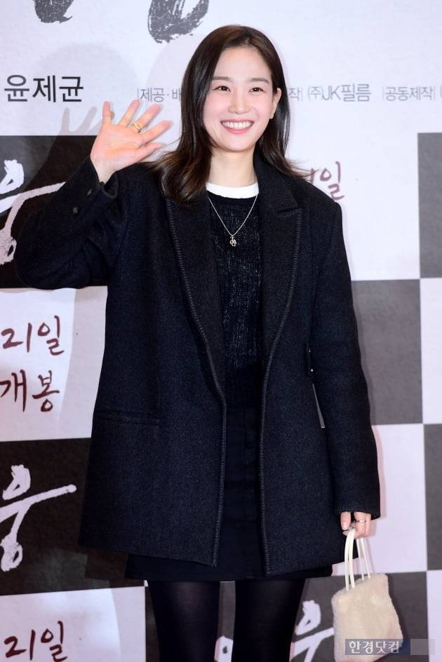 배우 장희령이 13일 오후 서울 한강로 CGV용산아이파크몰에서 열린 뮤지컬 영화 '영웅' VIP시사회에 참석해 포토타임을 갖고 있다./사진=한경DB