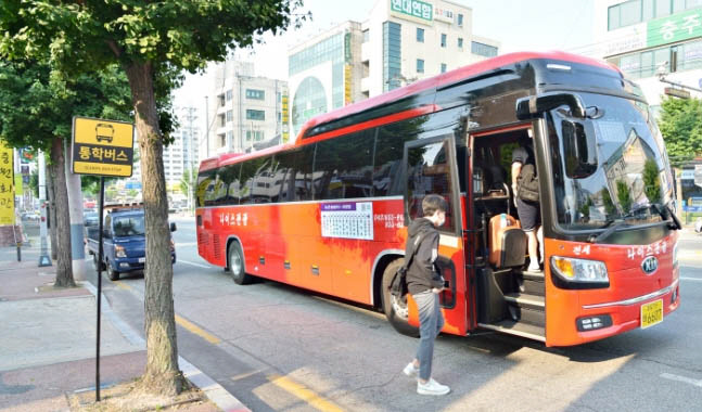 충북 충주시에서 한 학생이 시가 운영 중인 통학버스에 오르고 있다. 충주시 제공