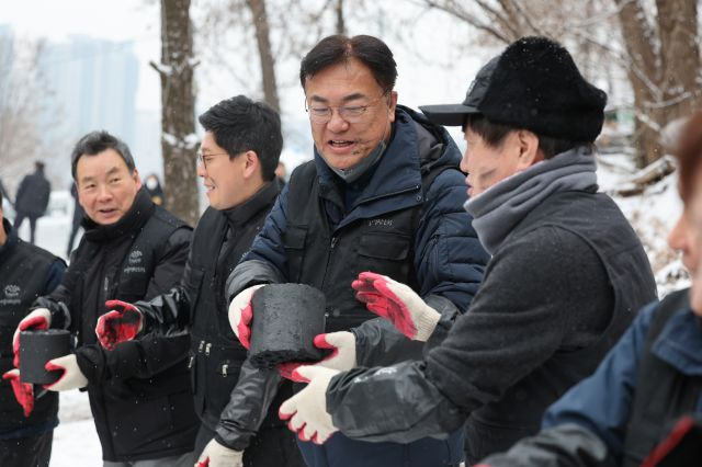 정진석 국민의힘 비상대책위원장이 21일 서울 강남구 구룡마을에서 연탄 나눔 봉사활동을 하고 있다. 연합뉴스