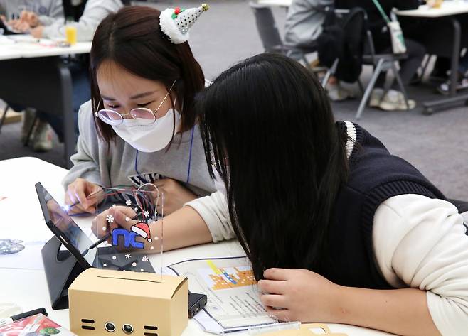 엔씨소프트 임직원들이 사회공헌 활동의 일환으로 ‘미래세대 코딩 교육’을 진행하고 있는 모습. [엔씨소프트 제공]