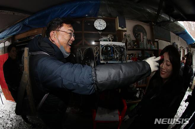 [서울=뉴시스] 고승민 기자 = 정진석 국민의힘 비상대책위원장이 21일 서울 구룡마을에서 연탄나눔 봉사를 하던 중 당직자 얼굴에 연탄을 묻히고 있다. 2022.12.21. kkssmm99@newsis.com