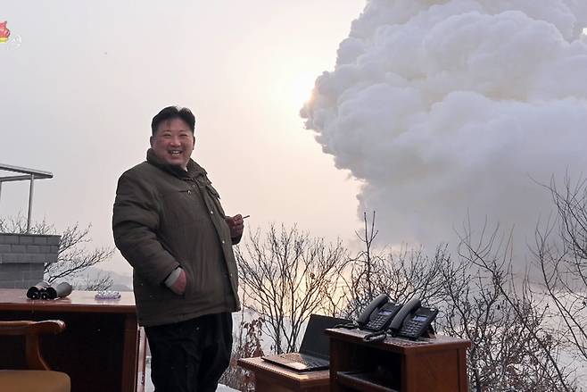 [서울=뉴시스] 북한 조선중앙TV는 고체연료를 사용하는 고출력 로켓엔진 시험에 성공했다고 지난 16일 보도했다. 사진은 김정은 북한 국무위원장이 15일 오전 북한 동창리 서해위성발사장에서 대륙간탄도미사일(ICBM)용으로 보이는 '대출력 고체연료 발동기' 시험을 현지 지도하는 모습. (사진=조선중앙TV 캡처) 2022.12.21. photo@newsis.com *재판매 및 DB 금지