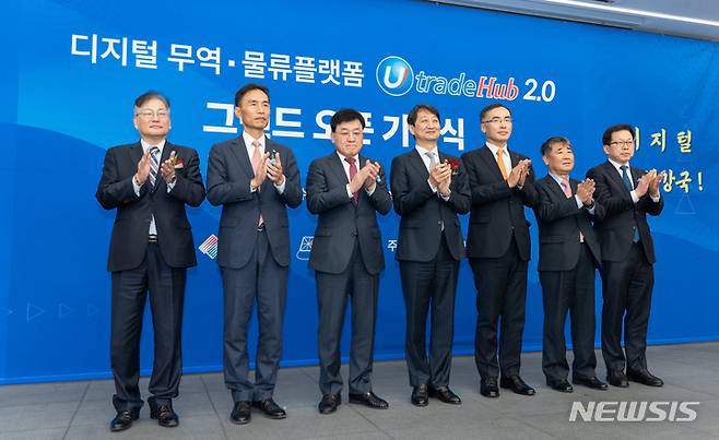 [서울=뉴시스]한국무역정보통신(KTNET)이 21일 한국무역협회와 공동으로 개최한 디지털무역물류플랫폼인 uTH2.0(uTradeHub 2.0) 개통식에서 주요 참석자들이 기념사진을 촬영하고 있다. 왼쪽 세 번째부터 정만기 무역협회 부회장, 안덕근 산업통상자원부 통상교섭본부장, 차영환 KTNET 대표이사.(사진=한국무역협회 제공) 2022.12.21 photo@newsis.com