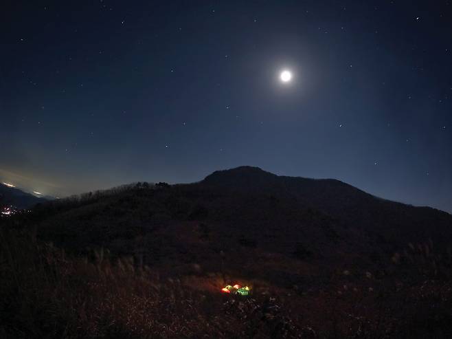 우두산 마장재의 밤 풍경. 그곳엔 밝은 달과 아름다운 별, 그리고 마음을 나누는 우리들만이 존재했다.