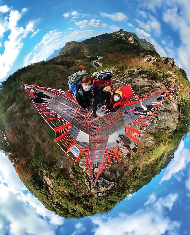 고프로 맥스(360도 카메라)로 담은 국내 최초의 Y자형 출렁다리. 고소공포증이 심한 김성미는 쏜살같이 다리를 건너가는 바람에 셋이서 단체샷을 찍었다.