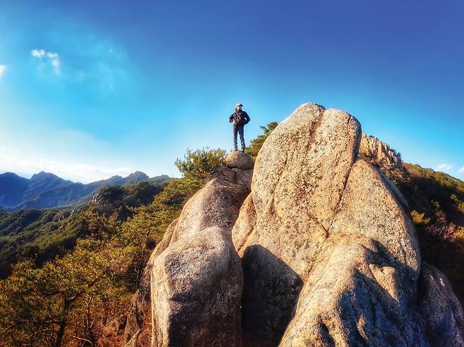 암벽을 좋아하는 김효주는 정상을 향하는 내내 스파이더맨처럼 바위에 붙어 있다.