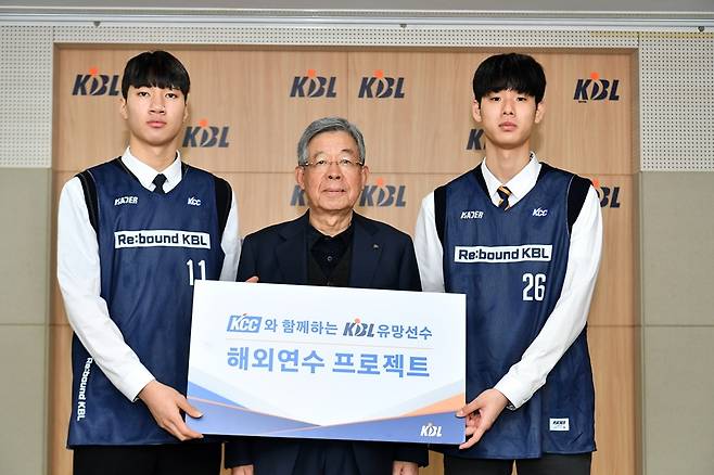 ▲ 장혁준, 김희옥 KBL 총재, 이제원(왼쪽부터) ⓒ KBL