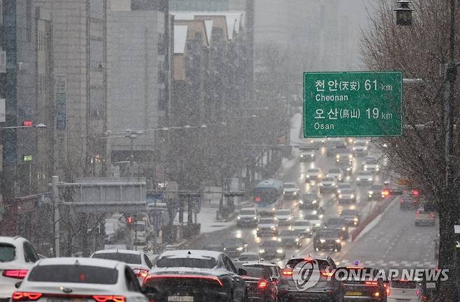 눈 내리는 출근길 (수원=연합뉴스) 홍기원 기자 = 눈이 내린 6일 오전 경기도 수원시 1번 국도에서 차량이 서행하고 있다. 2022.12.6 xanadu@yna.co.kr