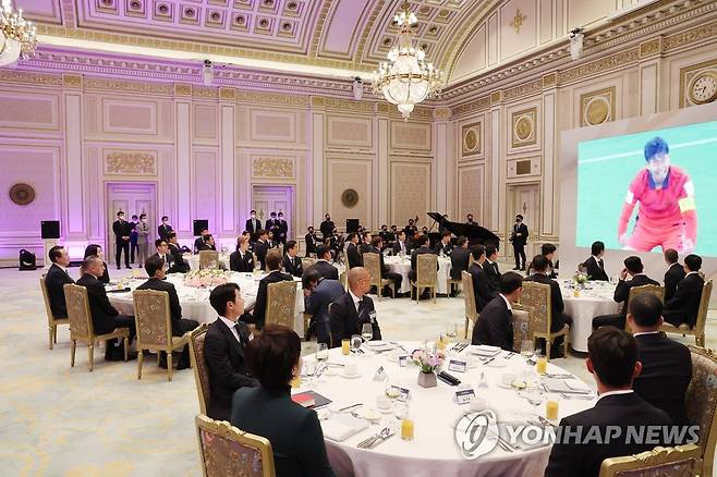 청와대 영빈관에서 열린 축구 국가대표팀 환영 만찬 (서울=연합뉴스) 서명곤 기자 = 윤석열 대통령이 8일 청와대 영빈관에서 열린 축구 국가대표팀 환영 만찬에서 카타르월드컵 영상을 시청하고 있다.  2022.12.8 seephoto@yna.co.kr