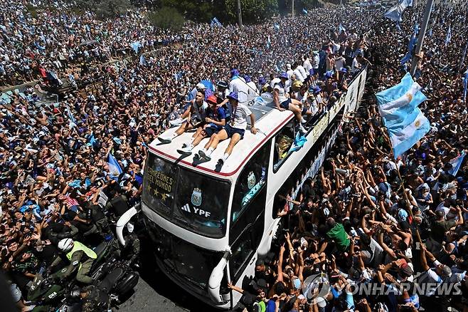 '월드컵 우승' 아르헨티나 도심 한복판서 열린 차량 퍼레이드 (부에노스아이레스 AFP=연합뉴스) 아르헨티나 축구 대표팀이 20일(현지시간) 수도 부에노스아이레스에서 2022 카타르 월드컵 우승 기념 카퍼레이드를 하고 있다. 아르헨티나 정부는 36년 만의 월드컵 우승을 기념하기 위해 대표팀 귀국일인 이날을 공휴일로 지정했다. 퍼레이드를 진행하던 중 인파가 몰려 이동이 어려워지자 대표팀 선수들은 육로 퍼레이드를 중단하고 헬리콥터에 올라탔다. 2022.12.21 clynnkim@yna.co.kr