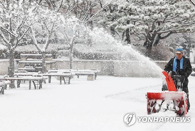 분주한 제설작업 [연합뉴스 자료사진]