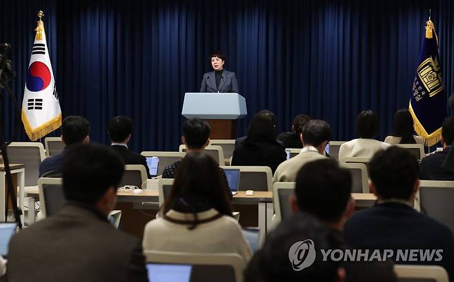 현안 브리핑하는 김은혜 홍보수석 (서울=연합뉴스) 임헌정 기자 = 김은혜 대통령실 홍보수석이 21일 서울 용산 대통령실 청사 브리핑룸에서 제12차 비상경제민생회의 겸 제1차 국민경제자문회의 결과 등 현안 브리핑을 하고 있다. 2022.12.21 kane@yna.co.kr