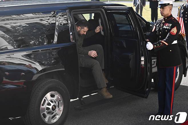 볼로디미르 젤렌스키 우크라이나 대통령이 21일(현지시간) 워싱턴 백악관에서 조 바이든 미국 대통령을 만나기 위해 도착을 하고 있다. ⓒ AFP=뉴스1 ⓒ News1 우동명 기자