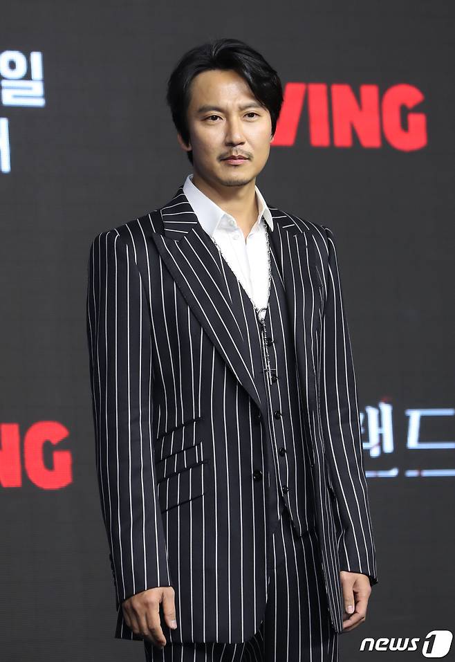 배우 김남길이 22일 서울 영등포구 콘래드 서울 호텔에서 열린 티빙 오리지널 시리즈 '아일랜드' 제작발표회에서 포즈를 취하고 있다. '아일랜드'는 세상을 멸망시키려는 악에 대항해 싸워야 하는 운명을 가진 인물들의 여정을 그린 드라마다. 2022.12.22/뉴스1 ⓒ News1 권현진 기자