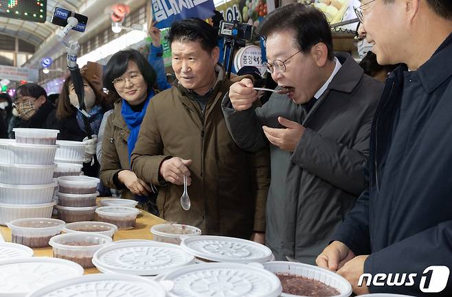 이재명 더불어민주당 대표가 22일 오전 경북 안동시 옥야동 안동중앙신시장을 찾아 팥죽을 먹고 있다. 2022.12.22/뉴스1 ⓒ News1 이재명 기자