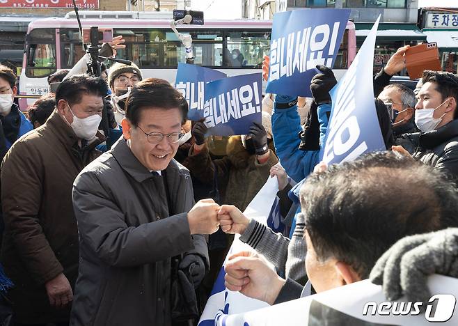 이재명 더불어민주당 대표가 22일 오전 경북 안동시 옥야동 안동중앙신시장에서 시민들과 인사하고 있다. 2022.12.22/뉴스1 ⓒ News1 이재명 기자