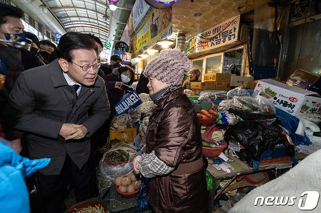 이재명 더불어민주당 대표가 22일 오전 경북 안동시 옥야동 안동중앙신시장에서 상인과 인사하고 있다. 2022.12.22/뉴스1 ⓒ News1 이재명 기자