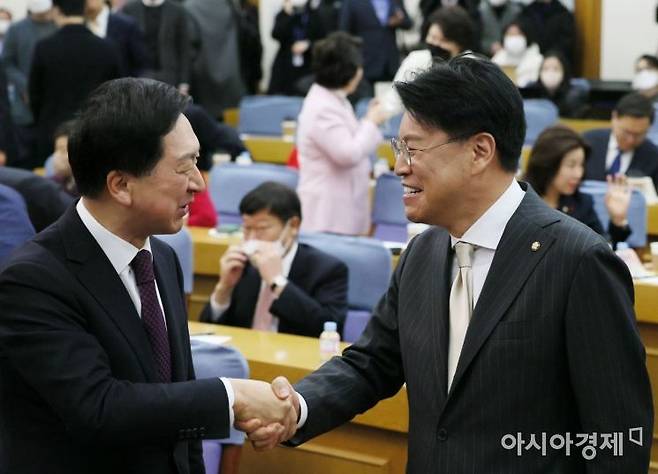 김기현 국민의힘 의원과 장제원 의원이 7일 국회에서 열린 공부모임 '국민공감'에 참석, 인사를 나누고 있다./윤동주 기자 doso7@