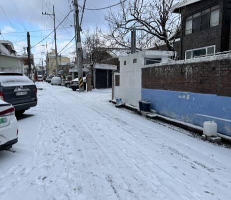 대전 서구 주택가에 제설이 돼 있지 않아 길이 얼어 붙어있다. 사진=이태희 기자