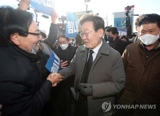 이재명 더불어민주당 대표가 22일 경북 안동시 중앙신시장을 방문해 시민들과 인사하고 있다.<연합뉴스>