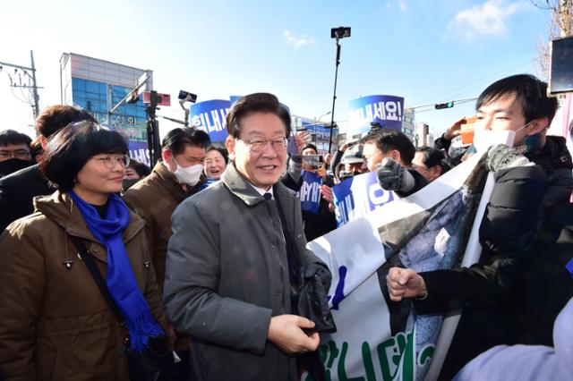 이재명 더불어민주당 대표가 22일 오전 경북 안동 중앙신시장을 찾아 지지자들과 인사하고 있다. 안동=뉴시스