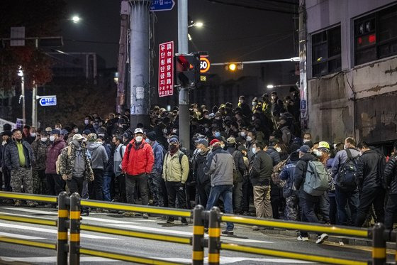 9일 오전 서울 구로구 남구로역 3, 4번 출구 옆 인력시장에서 일자리를 찾는 일용직 노동자들이 모여 있다. 정준희 기자