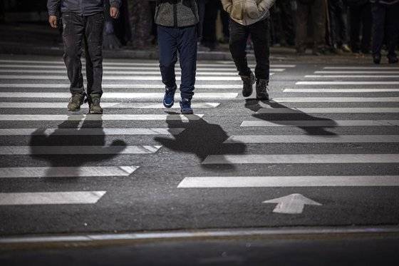 지난 9일 새벽 서울 구로구 남구로역 인력시장에서 일자리를 찾는 일용직 노동자들이 횡단보도를 건너고 있다. 정준희 기자