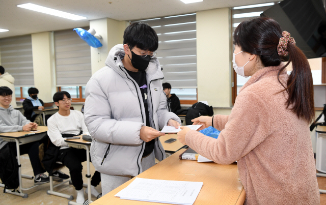 ▲ 2023학년도 대학수학능력시험 성적표를 선생님이 학생들에게 배부하고 있다. 강원도민일보 자료사진