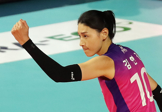 Kim Yeon-koung of the Incheon Heungkuk Life Pink Spiders reacts during a match against the Seoul GS Caltex at Samsan World Gymnasium in Incheon on Tuesday. [YONHAP]