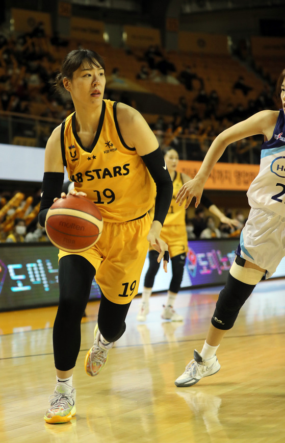 Park Ji-su plays the ball on Monday against Incheon Shinhan Bank S-Birds at Cheongju Gymnasium in Cheongju, North Chungcheong. [WKBL]