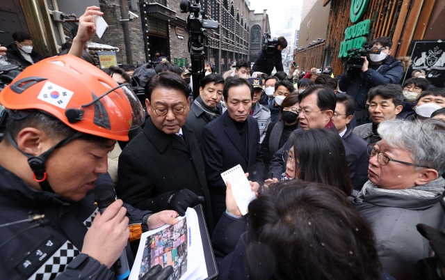 우상호 이태원 참사 국정조사특별위원회 위원장과 특조위원들이 21일 서울 용산구 이태원 참사 현장을 찾아 최성범 용산소방서장의 브리핑을 들으며 대화하고 있다. 국회사진기자단