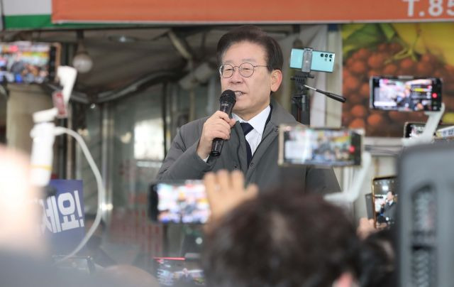 이재명 더불어민주당 대표가 22일 경북 안동시 중앙신시장에서 지지자와 시민에게 인사말을 하고 있다. 연합뉴스