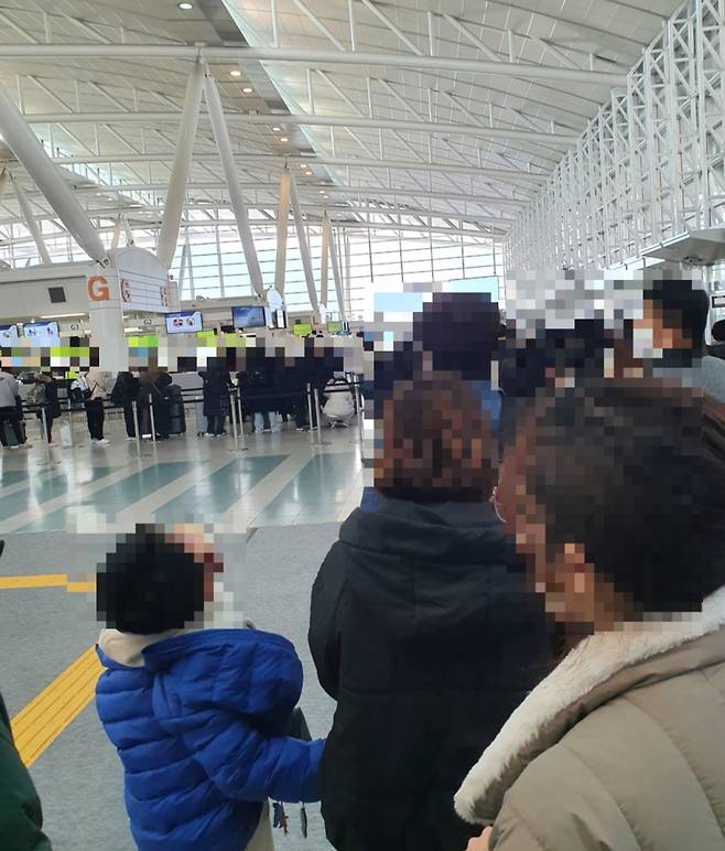 지난 20일 오전 9시쯤 후쿠오카공항. 한국으로 귀국하는 국내 여행객들이 줄을 서고 있다. /사진제공=유모씨(28)