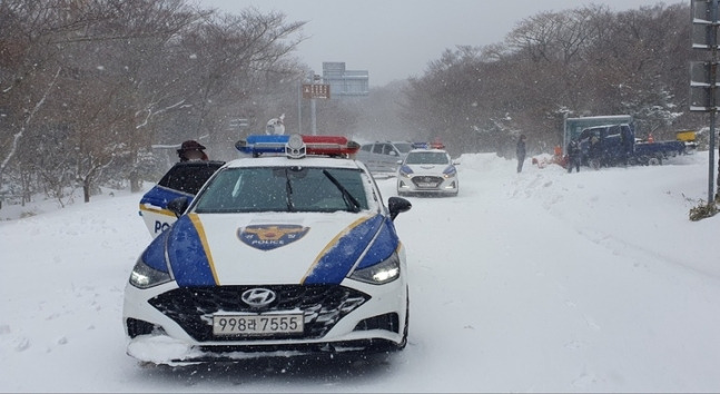 22일 오후 제주 한라산 인근 도로에서 폭설로 고립된 10여명이 출동한 경찰에 의해 구조되고 있다./사진=뉴시스